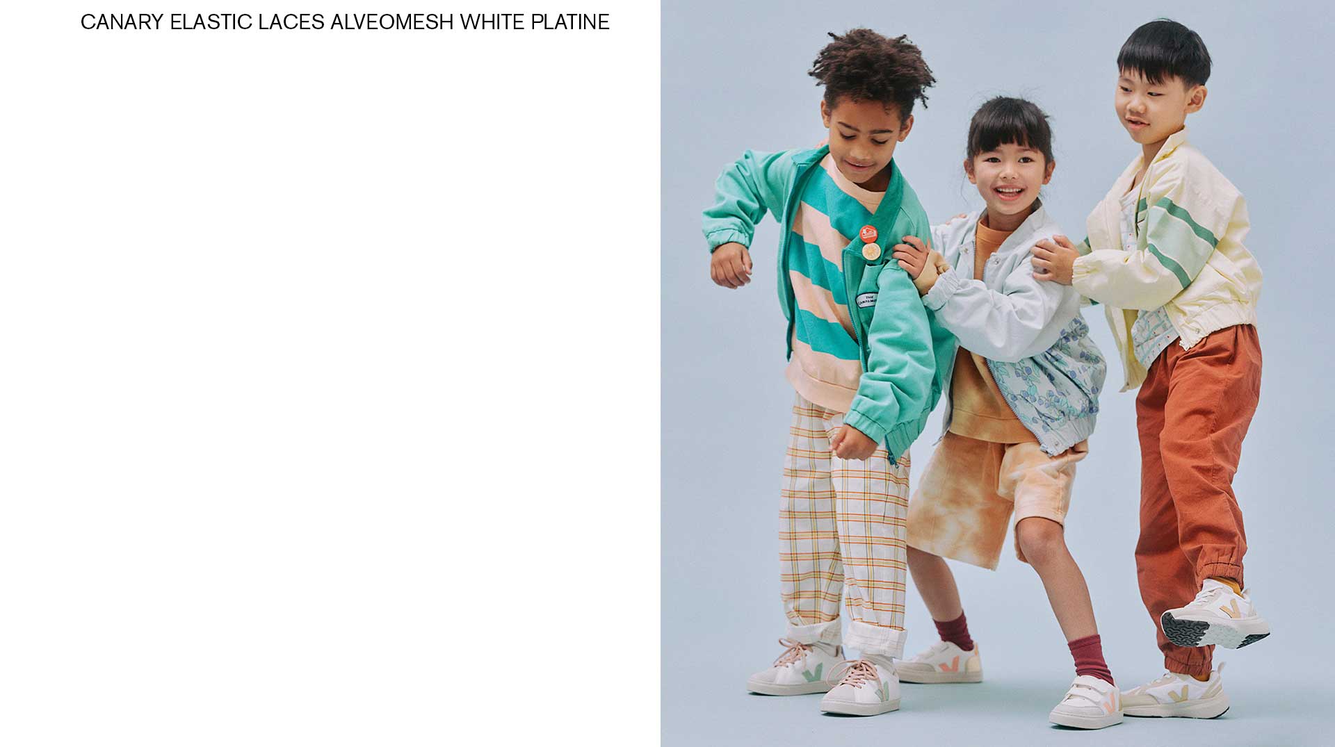 Tres niños juegan juntos durante el rodaje de la colección Kids Primavera Verano 2023.