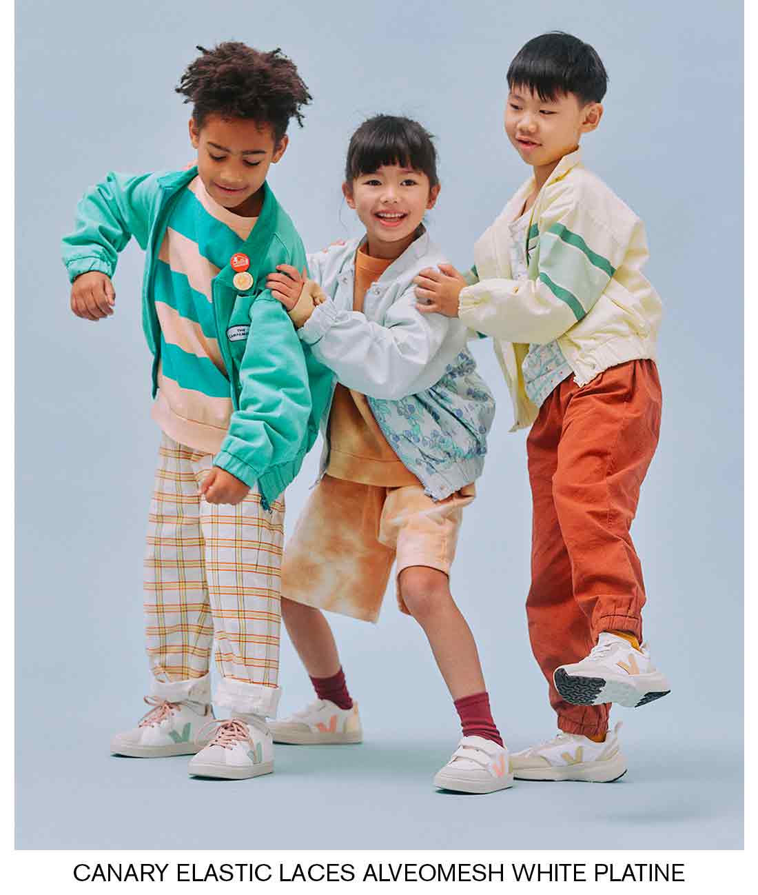 Tre bambini giocano insieme durante lo shooting per la collezione Kids Primavera Estate 2023.