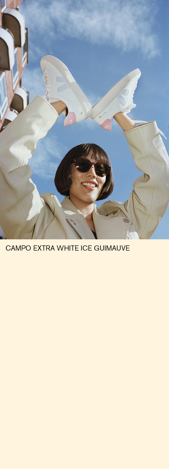 femme portant dans ses mains des basket veja campo extra white ice guimauve