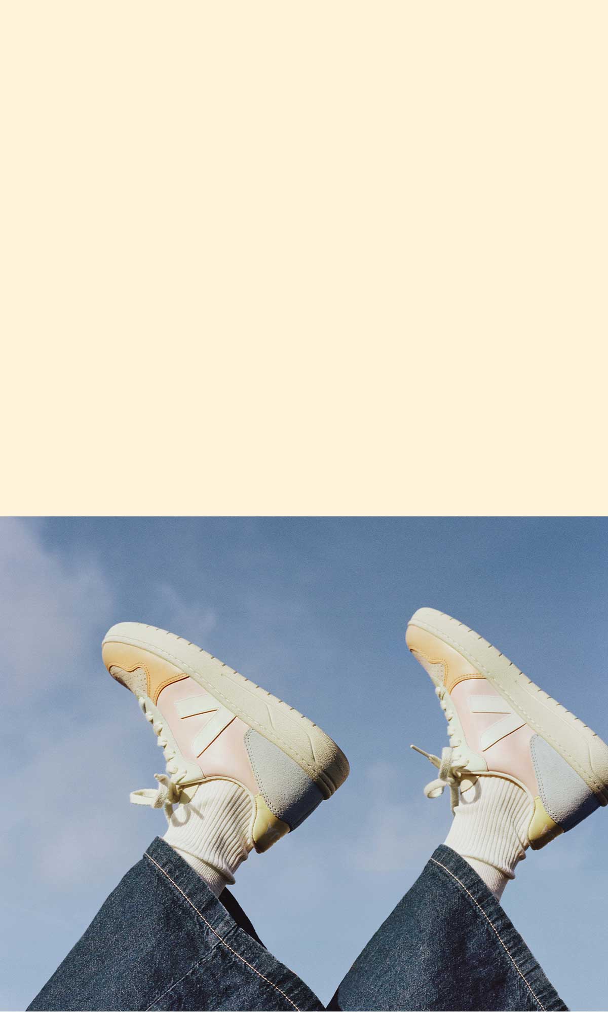 visual v-10 leather petale white multico ripreso con uno sfondo cielo
