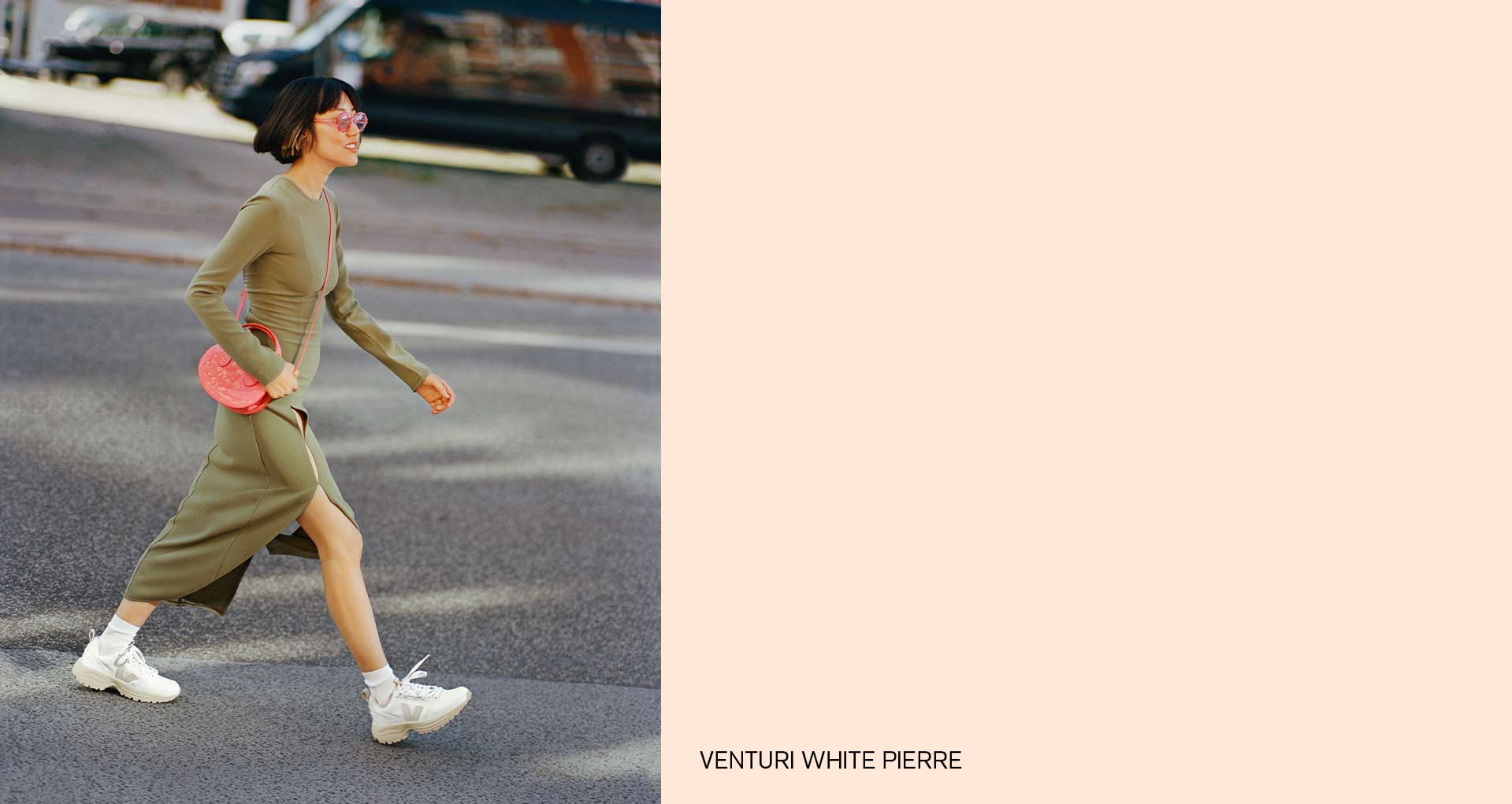 VEJA venturiのホワイトストーントレーナーを履いて歩く女性