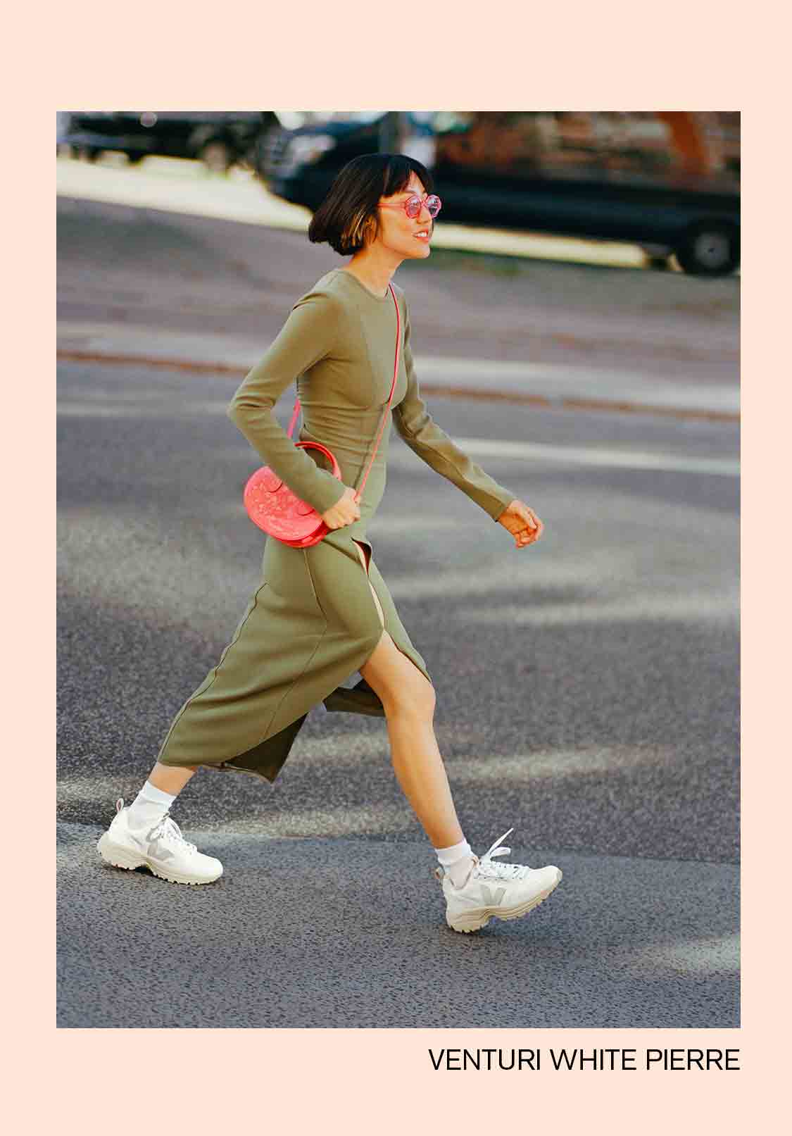 Frau geht mit Sneakers VEJA venturi white Stein am Fuß spazieren