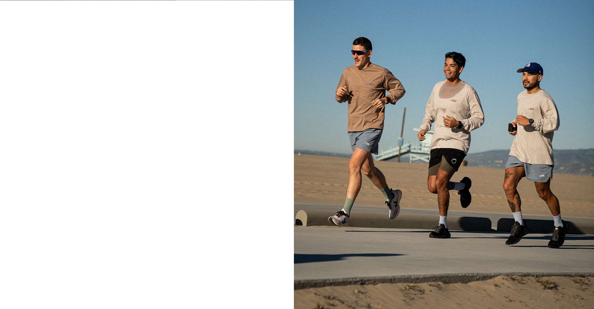 Tre corridori fanno jogging sotto il sole di Venice Beach.