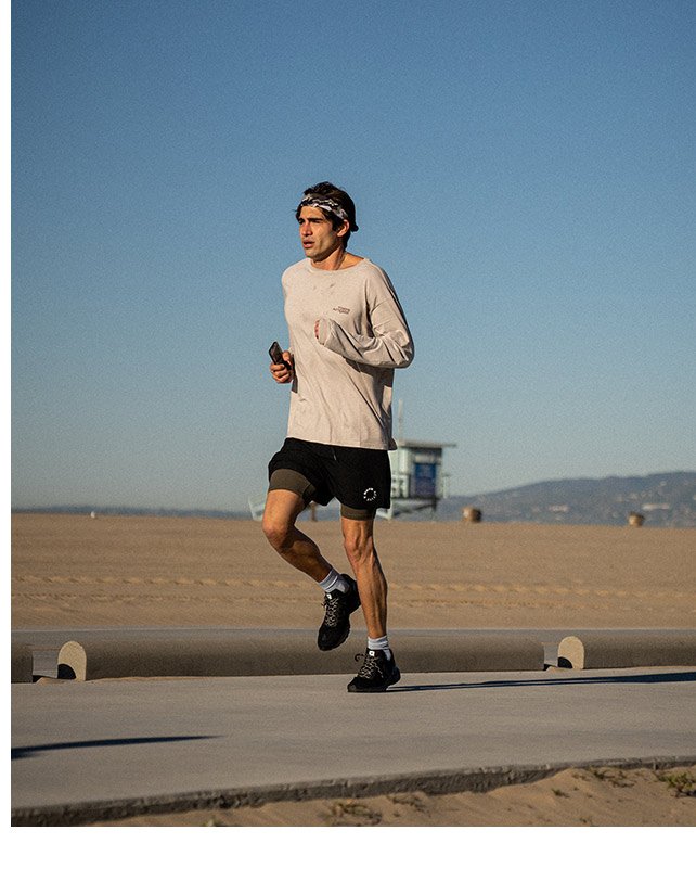 Man running with Marlin v-knit full black