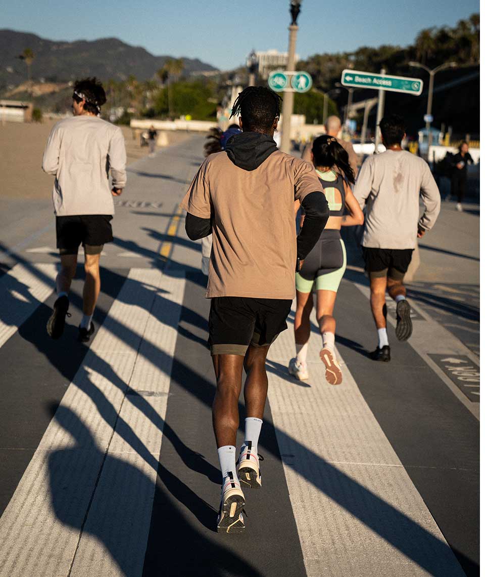 Gruppe von Läufern, die auf der Straße joggen.